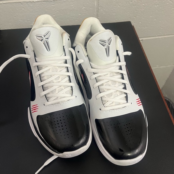 Kobe 5 protro Bruce lee’s. Only worn a couple times. Basically brand new!